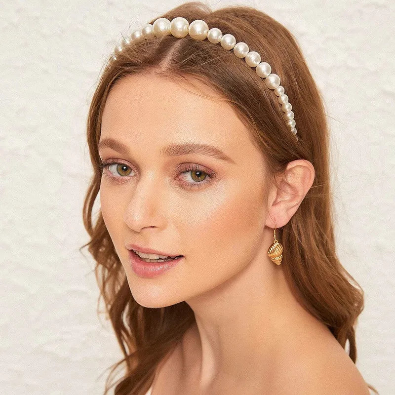 Modyle full pearl elastic hairband with floral design worn by woman