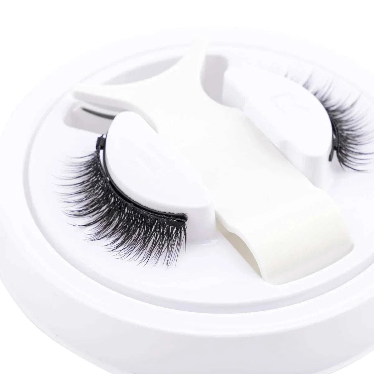 Hot magnetic eyelashes set with reusable, natural-looking lashes and magnetic tweezers in a compact case