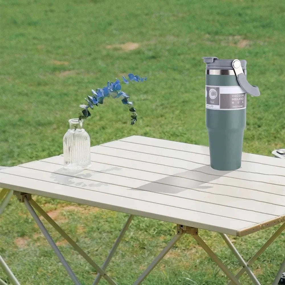 30oz vacuum insulated cup with handle on outdoor table, stainless steel double-layer water bottle for hot and cold drinks