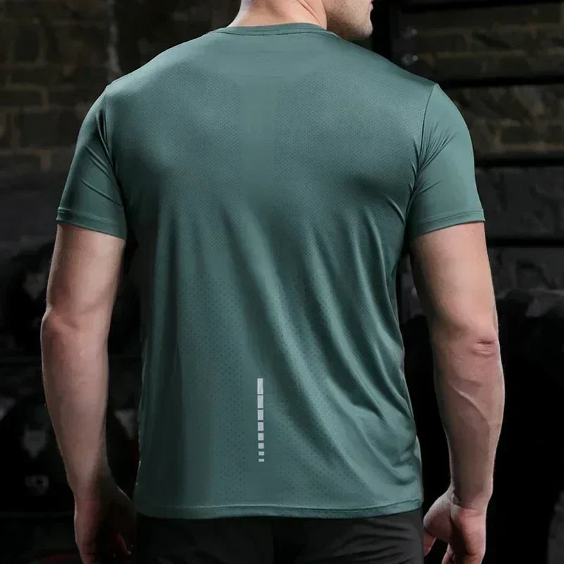 Men's summer loose breathable quick-dry fitness t-shirt back view in green