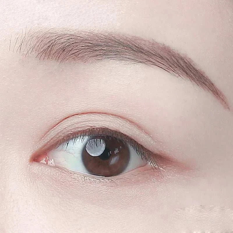 Close-up of a natural eyelid without visible eyelid tape, demonstrating the effect of invisible eyelid lifting tape for a subtle lift and defined eyelid crease.