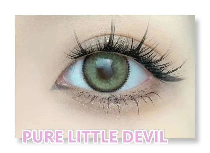 Close-up of an eye with long, voluminous eyelashes showcasing Flowerknow Eyelash Extension Book effect.
